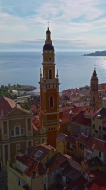  Menton, Fransa 'nın havadan görünüşü. Yazın renkli Menton kasabası, tarihi binalar ve gün batımında güzel plajlar. Tarihi kilisenin ve renkli çatıların hava görüntüleri..