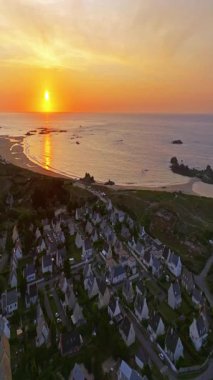  Yazın Amiets 'in gökyüzü manzarası. Brittany, Cleder, Fransa' da kayalar var..