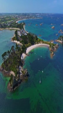  Fransa kıyılarındaki Atlantik Okyanusu 'nda Roscoff yakınlarında güzel bir manzara. Fransa 'nın Roscoff şehrinde güneşli bir günde Perharidy yarımadasının görünen yüzü.