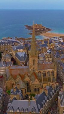  Saint Malo 'nun havadan görünüşü, Brittany France. Sahil şeridini kaplayan tarihi Saint Malo binaları. İnsansız hava aracı şehrin ve ortaçağ kalesinin üzerinde uçuyor. Katedral çan kulesi olan Saint-Malo eski şehri.