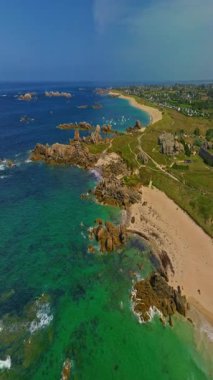  Fransa kıyılarının güzel bir manzarası. Saint Pabu 'nun kuzey Finistere Fransa' sında gün batımında güzel bir plaj manzarası. Brittany kıyı şeridi. Suyun turkuaz rengi.