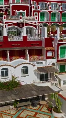  Positano 'nun havadan görünüşü. Marina Grande plajı, belediye binası, Amalfi sahilindeki SantAndrea Duomo çan kulesi, İtalya.