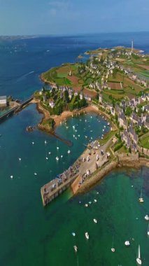  Ile de Batz, Fransa 'nın hava görüntüleri. Tropik cennet egzotik ada koyunun hava aracı videosu. Batz adasının en iyi plajları. Mükemmel körfezin hava aracı videosu. Tropik plaj manzarası.