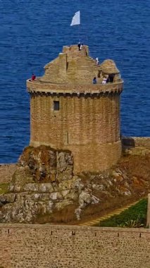 Fransa 'daki Atlantik Okyanusu' nun inanılmaz kayalık kıyılarının havadan görünüşü. Bretagne görüntüsü oluşturuluyor.