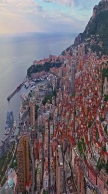  Monako şehir merkezinin havadan görünüşü. Monako Körfezi, Palais Princier de Monaco ve Monte Carlo 'nun lüks apartmanlarında lüks yatlar sergileniyor..