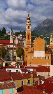  Menton, Fransa 'nın havadan görünüşü. Yazın renkli Menton kasabası, tarihi binalar ve gün batımında güzel plajlar. Tarihi kilisenin ve renkli çatıların hava görüntüleri..