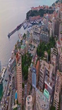  Monte Carlo, Monaco 'daki trafiğin kuş bakışı görüntüsü. Ünlü Formula 1 Grand Prix Pisti. Monako şehrinin havadan görünüşü. Monaco körfezine demirlemiş lüks yatlar sergileniyor..