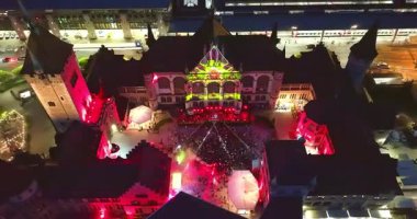 Gece dans pistinde bir grup insanın olduğu bir disko partisi. Parlak renkli ışık demetleri. Landesmuseum Zürih. İsviçre Ulusal Müzesi.