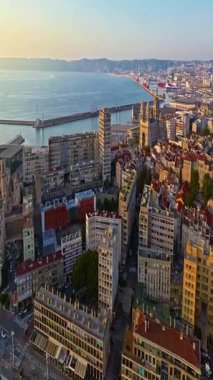  Notre Dame de la Garde 'ın ya da güney Fransa' da günbatımında Muhafız Kilisesi 'nin hava manzarası. Sıcak yaz akşamı ışığı Marsilya şehir manzarasını aydınlatıyor..