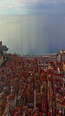  Tarihi şehir manzarasının havadan görünüşü. Güzel, Fransa, Fransız Rivierası.