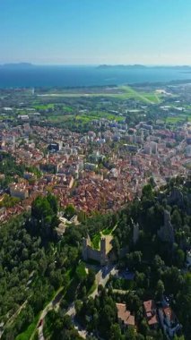 Gök mavisi sahildeki Var departmanındaki Hyeres şehrinin tarihi merkezinin havadan görünüşü ve evleri.
