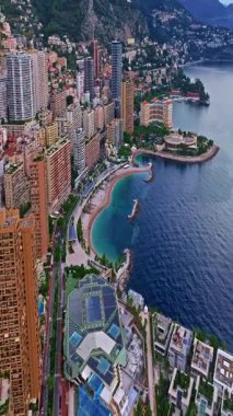  Monte Carlo, Monaco 'daki trafiğin kuş bakışı görüntüsü. Ünlü Formula 1 Grand Prix Pisti. Monako şehrinin havadan görünüşü. Monaco körfezine demirlemiş lüks yatlar sergileniyor..