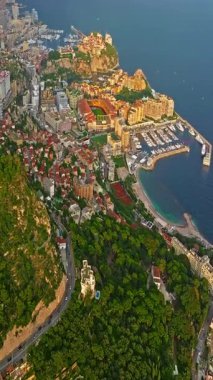  Monako şehir merkezinin havadan görünüşü. Monako Körfezi, Palais Princier de Monaco ve Monte Carlo 'nun lüks apartmanlarında lüks yatlar sergileniyor..