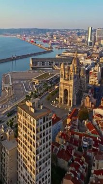  Birçok tekne ve yat şehir limanına park edilmiştir. Sabah güneşinde Marsilya limanının havadan görüntüsü. Fransa 'nın güneyindeki Marsilya' nın insansız hava aracı görüntüsü.