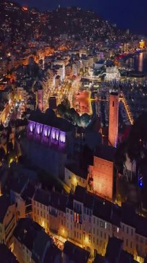  Cannes 'da kumsal manzaralı ve geceleri lüks binalar olan bir hava videosu. Cannes 'da prestijli bir gece hayatı. Cote Azur, Fransız Rivierası 'ndaki en renkli mekanlarıyla tanınan Cannes..