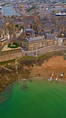  Gün batımında Fransa 'daki Atlantik Okyanusu' nun inanılmaz kayalık kıyılarının havadan görüntüsü. Bretagne 'ın fotoğrafını çekiyorum. Kuzey Brittany 'de kayaların üzerinden uçan ve onlara çarpan bir dron..