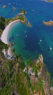  Fransa kıyılarındaki Atlantik Okyanusu 'nda Roscoff yakınlarında güzel bir manzara. Fransa 'nın Roscoff şehrinde güneşli bir günde Perharidy yarımadasının görünen yüzü.