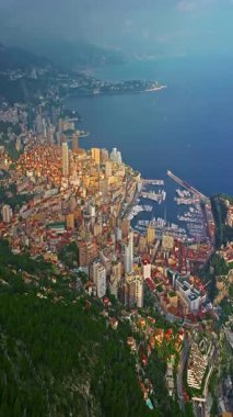  Monte Carlo, Monaco 'daki trafiğin kuş bakışı görüntüsü. Ünlü Formula 1 Grand Prix Pisti. Monako şehrinin havadan görünüşü. Monaco körfezine demirlemiş lüks yatlar sergileniyor..