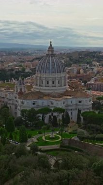  Vatikan şehrinin Roma, İtalya 'daki hava görüntüleri. Vatikan 'daki Aziz Peter Bazilikası' nın insansız hava aracı görüntüsü. Roma, İtalya. Tüm dindar insanlar için turistik bir cazibe..
