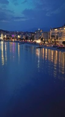  Cannes 'da kumsal manzaralı ve geceleri lüks binalar olan bir hava videosu. Cannes 'da prestijli bir gece hayatı. Cote Azur, Fransız Rivierası 'ndaki en renkli mekanlarıyla tanınan Cannes..