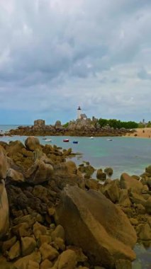  Gün batımında Fransa 'daki Atlantik Okyanusu' nun inanılmaz kayalık kıyılarının havadan görüntüsü. Bretagne 'ın fotoğrafını çekiyorum. Kuzey Brittany 'de kayaların üzerinden uçan ve onlara çarpan bir dron..
