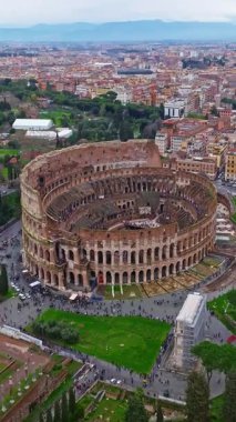 Roma, İtalya - 08.08.2025: Roma Kolezyumu kalıntıları. Kolezyumun hava görüntüsü.