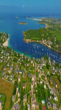  Fransa kıyılarının güzel bir manzarası. Saint Pabu 'nun kuzey Finistere Fransa' sında gün batımında güzel bir plaj manzarası. Brittany kıyı şeridi. Suyun turkuaz rengi.