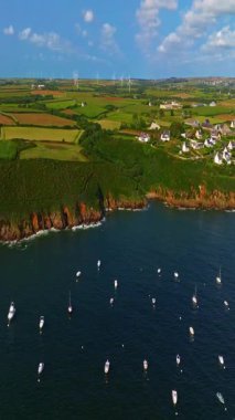  Güzel deniz manzarası, güzel kayalık kıyı, Fransa 'daki insansız hava aracı manzarası. Mavi okyanustaki kayaların üzerinden uçan dalgaların görüntüsü. Okyanus dalgaları çok güzel bir kumsal manzarası var..
