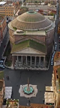  Roma, İtalya 'daki Pantheon cephesi, antik ebedi tapınağa inen havadan. Roma 'nın çatılarının havadan görünüşü. Dünyanın her yerinden kepçelerle en çok ziyaret edilen yerlerden biri..