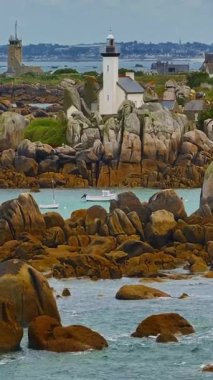  Gün batımında Fransa 'daki Atlantik Okyanusu' nun inanılmaz kayalık kıyılarının havadan görüntüsü. Bretagne 'ın fotoğrafını çekiyorum. Kuzey Brittany 'de kayaların üzerinden uçan ve onlara çarpan bir dron..