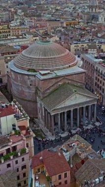  Roma, İtalya 'daki Pantheon cephesi, antik ebedi tapınağa inen havadan. Roma 'nın çatılarının havadan görünüşü. Dünyanın her yerinden kepçelerle en çok ziyaret edilen yerlerden biri..