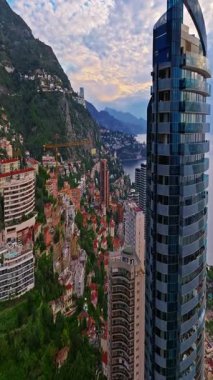  Monako şehir merkezinin havadan görünüşü. Monako Körfezi, Palais Princier de Monaco ve Monte Carlo 'nun lüks apartmanlarında lüks yatlar sergileniyor..