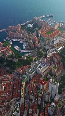  Monte Carlo, Monaco 'daki trafiğin kuş bakışı görüntüsü. Ünlü Formula 1 Grand Prix Pisti. Monako şehrinin havadan görünüşü. Monaco körfezine demirlemiş lüks yatlar sergileniyor..