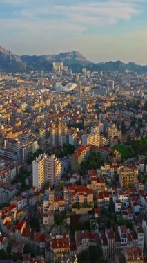  Birçok tekne ve yat şehir limanına park edilmiştir. Sabah güneşinde Marsilya limanının havadan görüntüsü. Fransa 'nın güneyindeki Marsilya' nın insansız hava aracı görüntüsü.