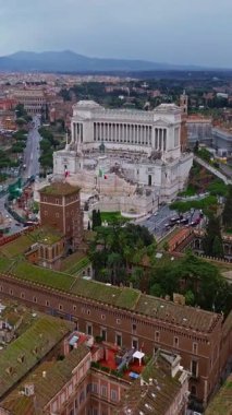  Ulusal Victor Emmanuel Anıtı 'nın Roma şehrindeki hava manzarası. Piazza Venezia 'daki Altare della Patria' nın çekimini yapıyorum. Roma 'nın tarihi merkezinin ünlü ikonik anıtı.