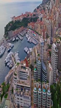  Monte Carlo, Monaco 'daki trafiğin kuş bakışı görüntüsü. Ünlü Formula 1 Grand Prix Pisti. Monako şehrinin havadan görünüşü. Monaco körfezine demirlemiş lüks yatlar sergileniyor..
