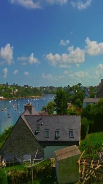  Fransa kıyılarının güzel bir manzarası. Saint Pabu 'nun kuzey Finistere Fransa' sında gün batımında güzel bir plaj manzarası. Brittany kıyı şeridi. Suyun turkuaz rengi.