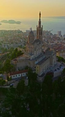  Notre Dame de la Garde 'ın ya da güney Fransa' da günbatımında Muhafız Kilisesi 'nin hava manzarası. Sıcak yaz akşamı ışığı Marsilya şehir manzarasını aydınlatıyor..