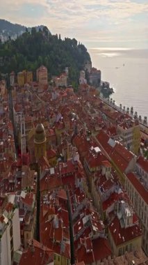  Tarihi şehir manzarasının havadan görünüşü. Güzel, Fransa, Fransız Rivierası.