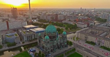 Arkaplanda ünlü televizyon kulesiyle gün doğumunda ünlü Berlin katedralinin hava manzarası yer almaktadır. Berlin, Almanya.