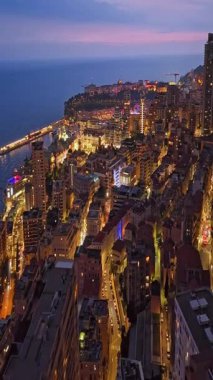  Aydınlatılmış şehir binalarının havadan çekim görüntüleri. Monte Carlo, Monaco 'daki yerleşim şehrindeki aydınlık gökdelenin hava manzarası..