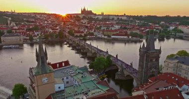 Prag Charles Köprüsü 'nün ve nehrin üzerinde, günbatımında eski bir kasabanın hava manzarası. Çek Cumhuriyeti kenti Prag, şehir silüeti .
