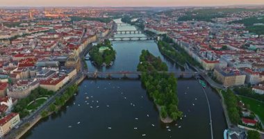 Prag Charles Köprüsü 'nün ve nehrin üzerinde, günbatımında eski bir kasabanın hava manzarası. Çek Cumhuriyeti kenti Prag, şehir silüeti .