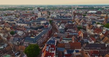 Strasbourg 'un eski merkezinin havadan görünüşü. Çatıların üzerinden uçuyor. Strasbourg, Fransa.