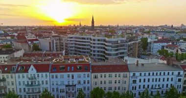 Berlin 'in havadan görünüşü. Çatıları olan şehir manzarası Mimari yapılar TV kulesi ve diğer eğlenceler, Almanya.