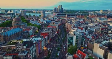 Hollanda, Amsterdam 'ın havadan görünüşü. Kanal manzarası ve eski merkez ilçenin ünlü yerleri, Amsterdam Centraal tren istasyonu.