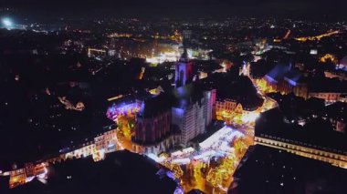 Noel dekore edilmiş Colmar şehrinin sokak pazarları ve eğlencesiyle hava manzarası.
