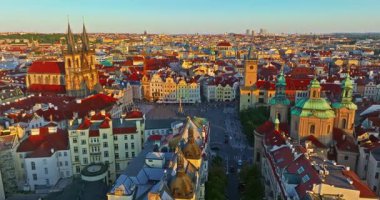 Eski Şehir Meydanı 'nın havadan görünüşü güneşli bir günde Çek Cumhuriyeti Prag' ın tarihi şehir merkezi.