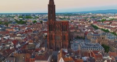 Strasbourg Katedrali 'nin havadan görünüşü Notre Dame de Strasbourg Gotik tarzında. Strasbourg, Fransa.