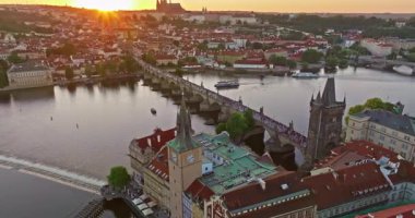 Prag Charles Köprüsü 'nün ve nehrin üzerinde, günbatımında eski bir kasabanın hava manzarası. Çek Cumhuriyeti kenti Prag, şehir silüeti .